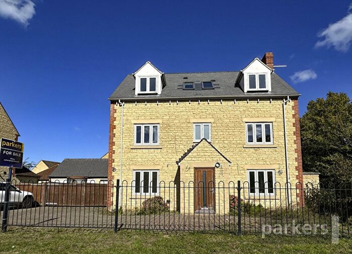 4 Bedroom Detached House For Sale In Cherry Tree Way, Witney, Oxfordshire, OX28