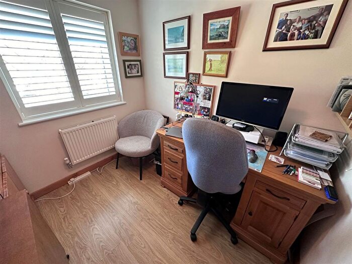 4 Bedroom Detached House For Sale In Maple Close, Calne, SN11