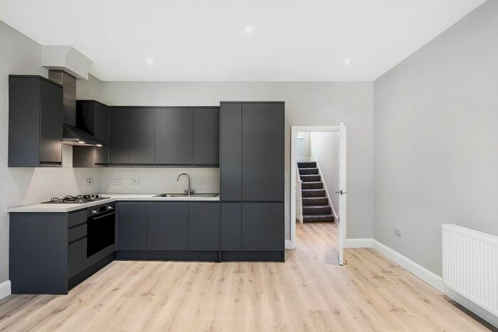 3 Bedroom Flat To Rent In Lordship Lane, London, SE22