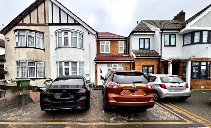 2 Bedroom Flat To Rent In Kenton Lane, Harrow, HA3