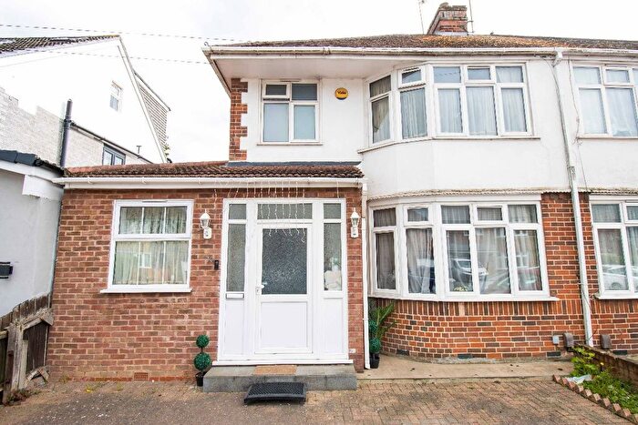 4 Bedroom Semi-Detached House For Sale In Austin Road, Luton, LU3