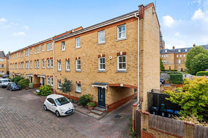 5 Bedroom End Of Terrace House For Sale In Florence Way, Knaphill, Woking, GU21