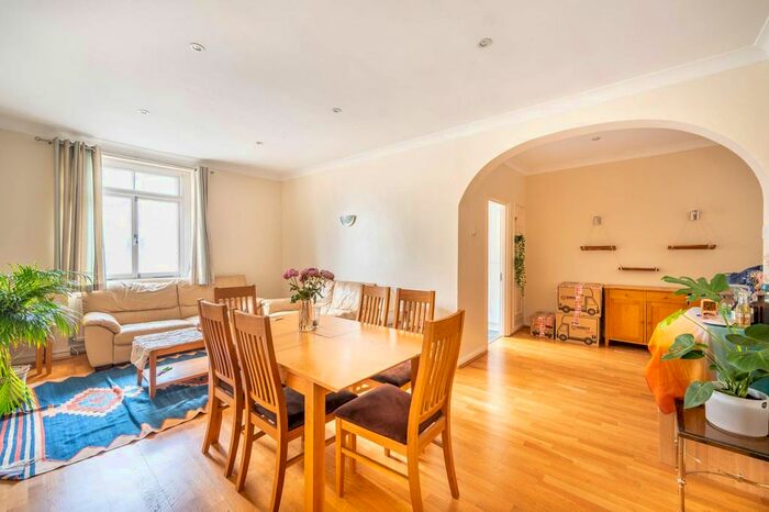 2 Bedroom Flat To Rent In Gloucester Terrace, Bayswater, London, W2