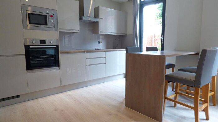 3 Bedroom Flat To Rent In Amesbury Avenue, Streatham Hill, London, SW2