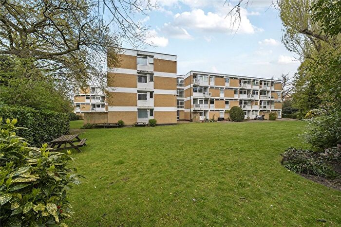 2 Bedroom Flat For Sale In Park View Court, Woking, Surrey, GU22