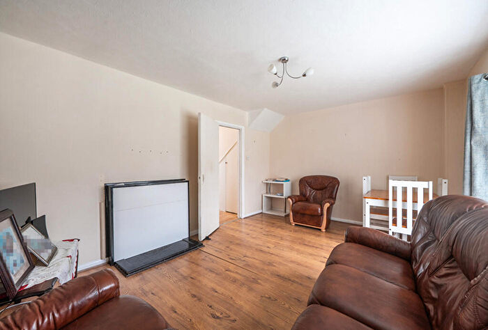 2 Bedroom Maisonette For Sale In Wrythe Lane, Carshalton, Sutton, SM5