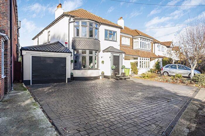 4 Bedroom Detached House For Sale In Fairway, Bexleyheath, DA6