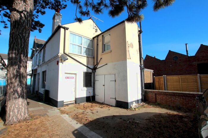 1 Bedroom Flat To Rent In Valencia Road, Worthing, West Sussex, BN11