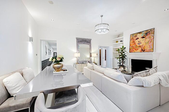 3 Bedroom Flat For Sale In Redcliffe Square, Chelsea, London, SW10
