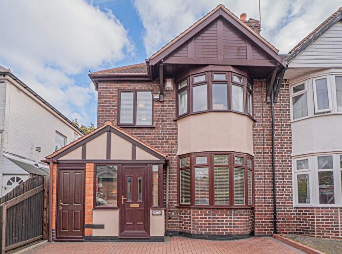 3 Bedroom Semi Detached House For Sale In The Crescent, Shirley, B90
