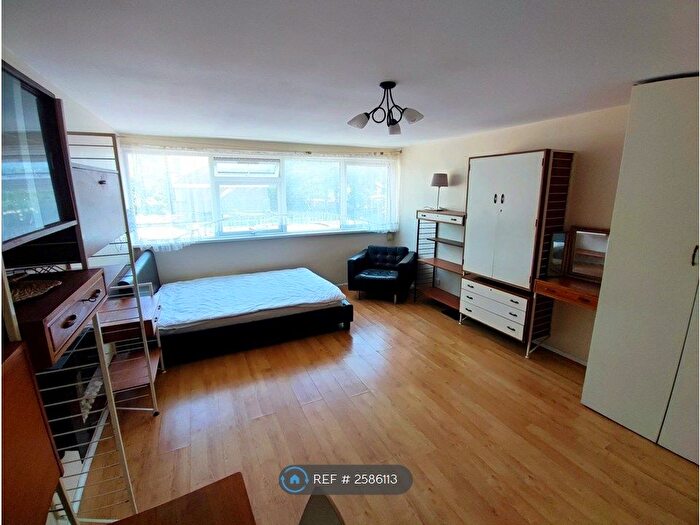 Studio To Rent In Lyndum Court, London, N22