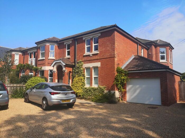 2 Bedroom Flat To Rent In St Marys Road, Netley Abbey, Southampton, SO31