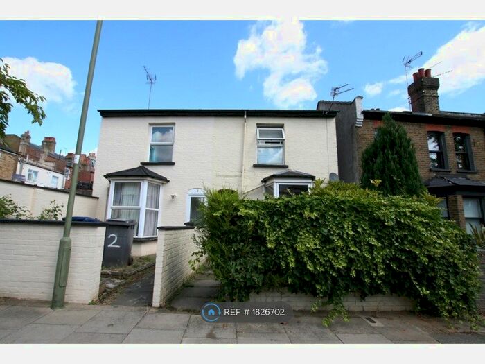 3 Bedroom Semi-Detached House To Rent In Finchley Park, London, N12