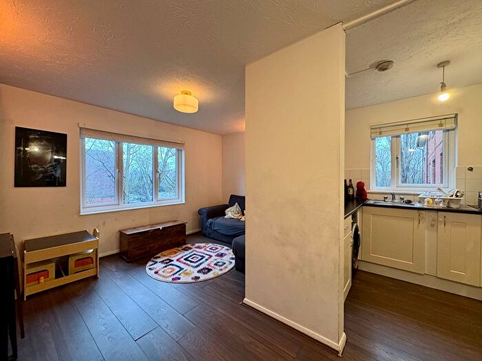 1 Bedroom Flat For Sale In Pavilion Way, Edgware, HA8