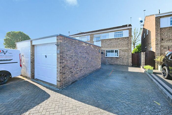 3 Bedroom Semi-detached House For Sale In Beyers Ride, Hoddesdon, EN11