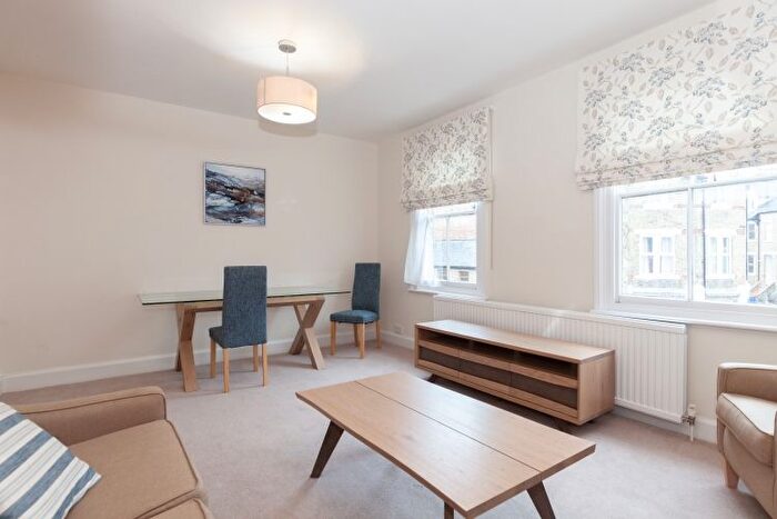 2 Bedroom Flat To Rent In Walton Crescent, Oxford, OX1