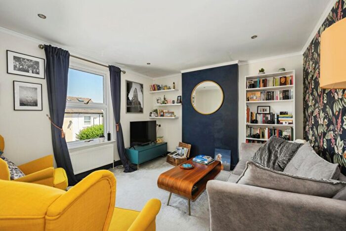 2 Bedroom Maisonette For Sale In Grovehill Road, Redhill, Surrey, RH1
