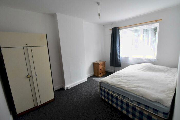 1 Bedroom Semi-Detached House To Rent In Farley Hill, Luton, Bedfordshire, LU1