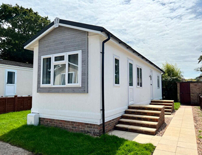 2 Bedroom Park Home For Sale In Addlestone, Surrey, KT15