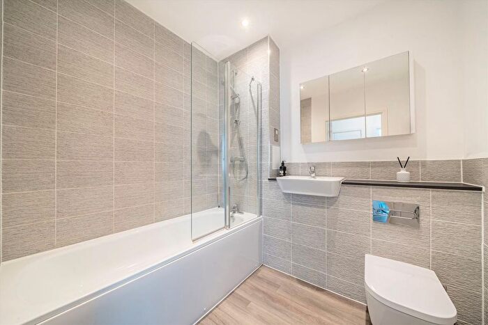 1 Bedroom Flat For Sale In Hart Yard, Bow, E3