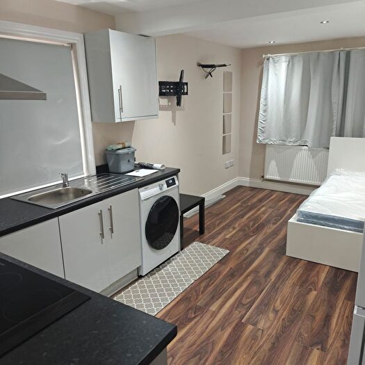 1 Bedroom Studio To Rent In Carnarvon Drive, Hayes, UB3