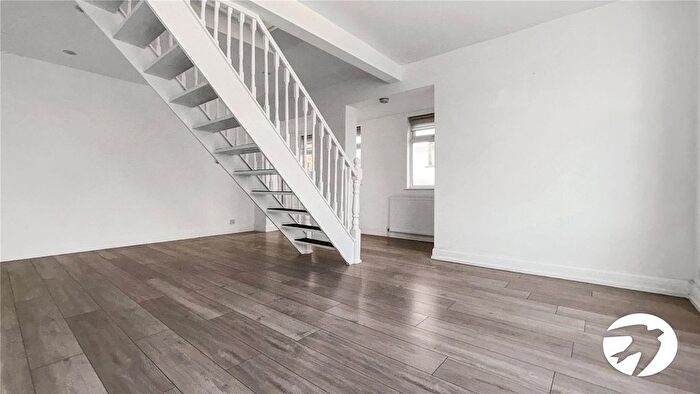 3 Bedroom Semi-Detached House To Rent In Clinton Avenue, Welling, DA16