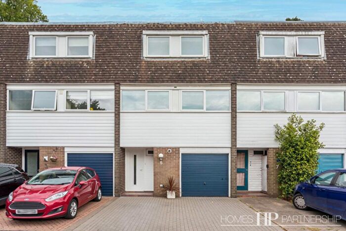 4 Bedroom Town House To Rent In Hawthorn Close, Horsham, RH12