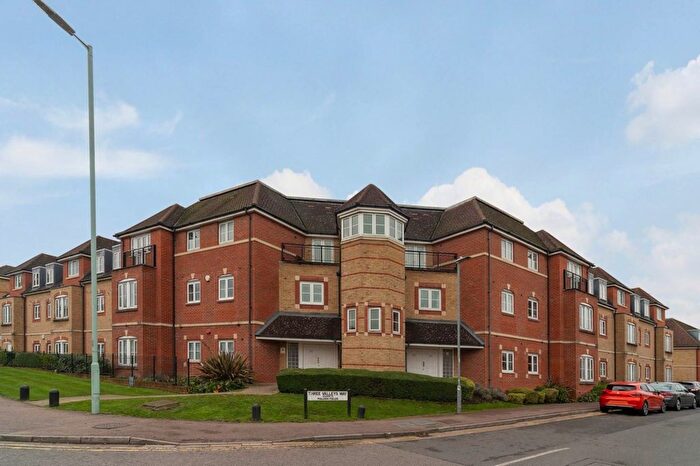 2 Bedroom Flat For Sale In Wellsfield, Bushey, WD23