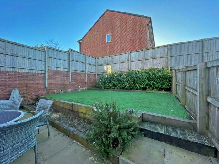 3 Bedroom Semi-Detached House To Rent In Ginnell Farm Avenue, Rochdale, OL16