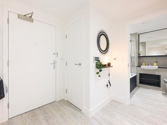 1 Bedroom Flat For Sale In Civic Street, Hounslow, TW3