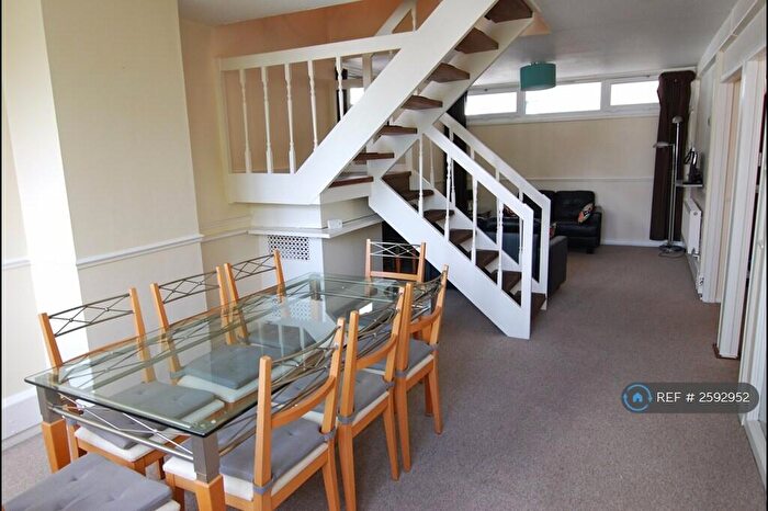 3 Bedroom Flat To Rent In John Parker Square, London, SW11