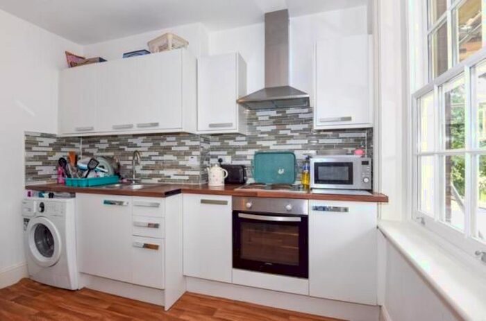 3 Bedroom Flat To Rent In Cobourg Road, London, SE5