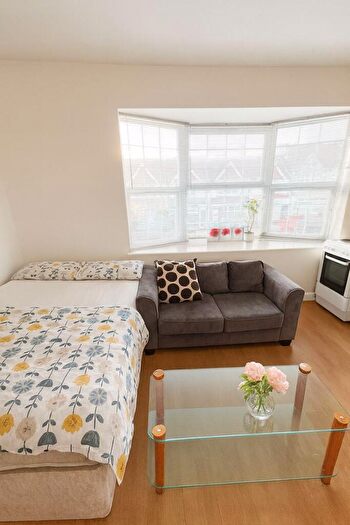 Studio To Rent In High Road, Finchley, N12