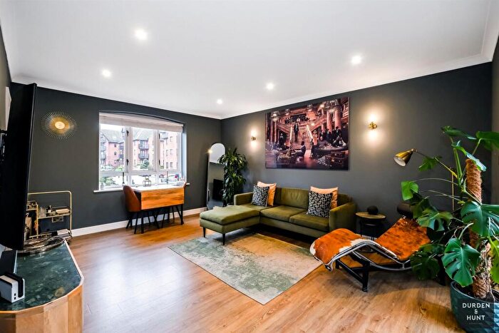 1 Bedroom Apartment For Sale In Boleyn Court, Buckhurst Hill, IG9