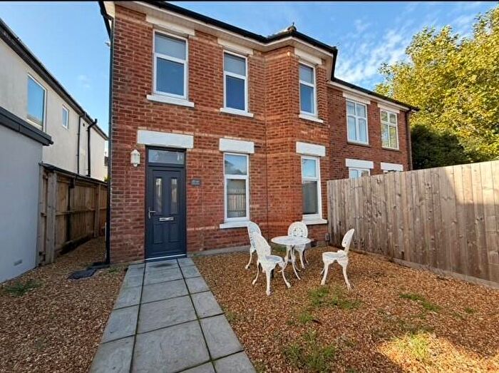 2 Bedroom Flat To Rent In Richmond Park Road, Queens Park, BH8