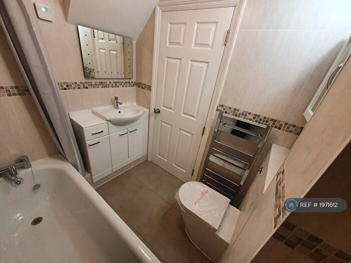 2 Bedroom Flat To Rent In Badshot Lea Road, Badshot Lea, Farnham, GU9