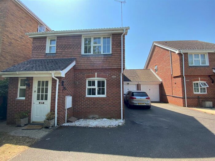 3 Bedroom Detached House To Rent In Christopher Bushell Way, Kennington, Ashford, TN24