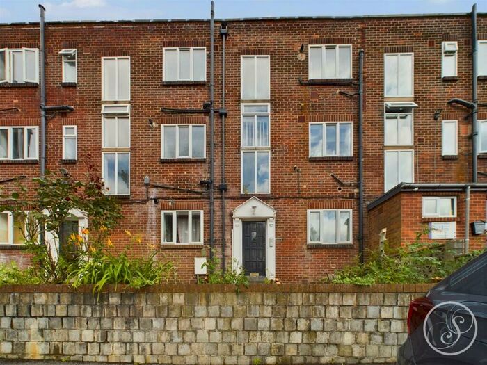 2 Bedroom Flat To Rent In Thorn Lane, Leeds, LS8