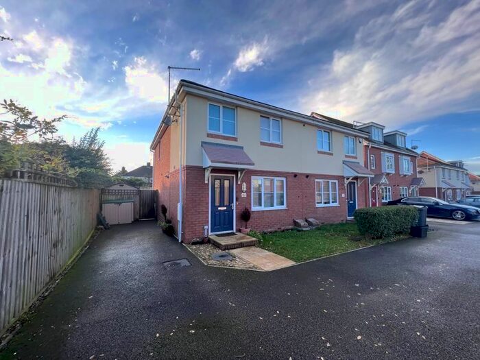 3 Bedroom Semi-Detached House To Rent In Verde Close, Luton, LU2