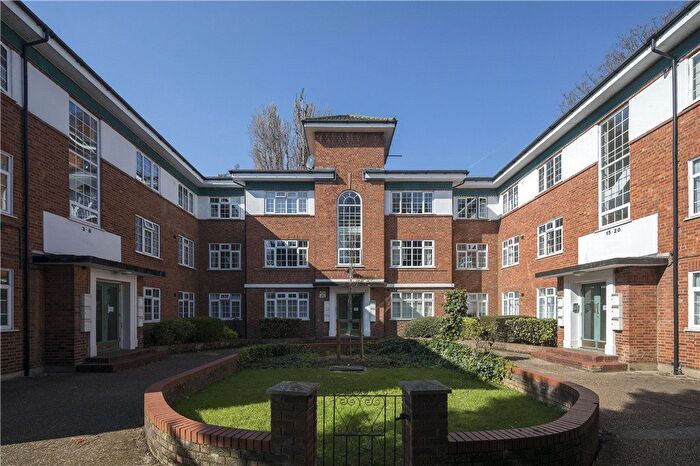 3 Bedroom Flat For Sale In Knights Court, Knights Park, KT1