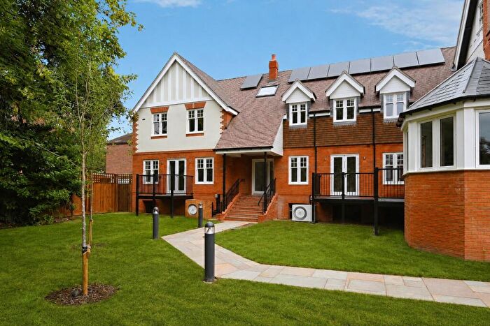 2 Bedroom Apartment For Sale In Hermitage Place, Bath Road, Taplow, Maidenhead, SL6