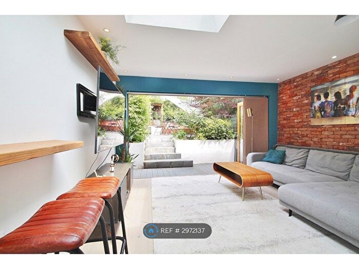 2 Bedroom Flat To Rent In Chiswick, London, W4