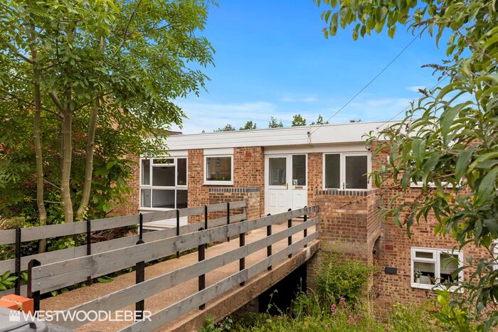 2 Bedroom Maisonette To Rent In Ware Road, Hertford, SG13