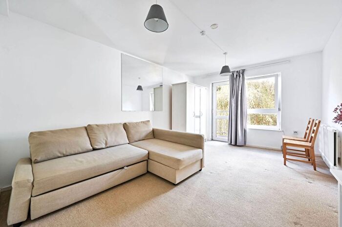 2 Bedroom Flat To Rent In Crefeld Close, Hammersmith, London, W6