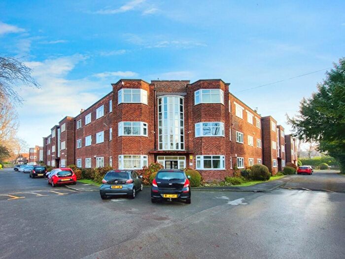 2 Bedroom Flat To Rent In Wilmslow Road, Didsbury, Manchester, M20