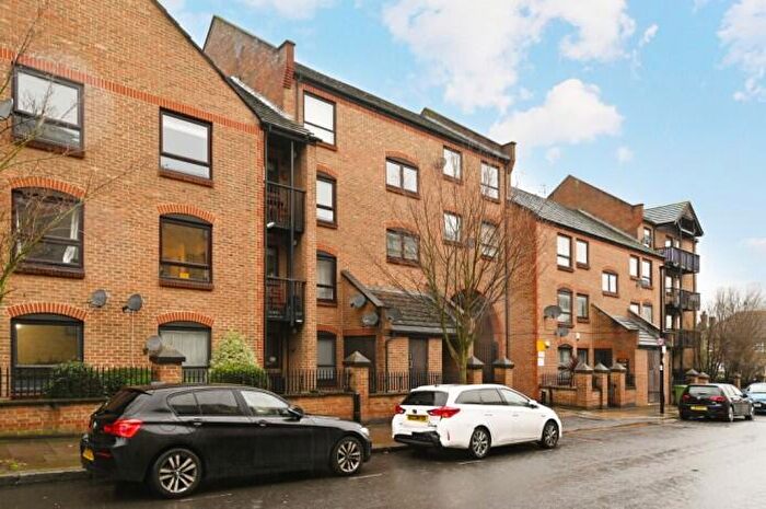 1 Bedroom Flat For Sale In Ferry Street, London, London, E14