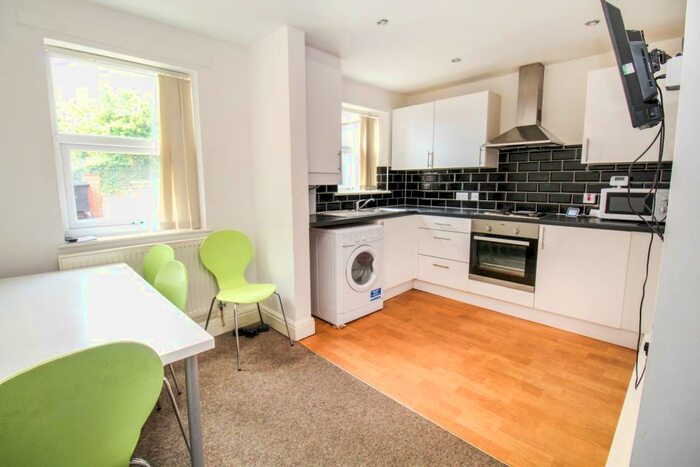 4 Bedroom Flat To Rent In Hyde Park Road, Leeds, LS6