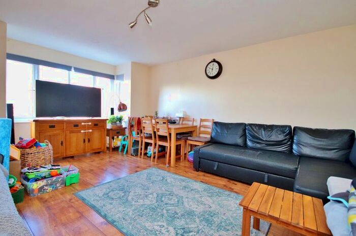 2 Bedroom Flat To Rent In Winchester Close, London, E6