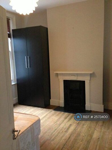 3 Bedroom Flat To Rent In Latchmere Road, London, SW11