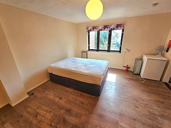 Studio To Rent In Braybourne Drive, Isleworth, TW7